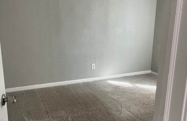 Charming 2-Bedroom 1 Bath house with attached Garage Gallery 4