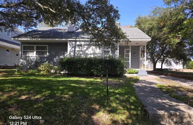 Cute 2 bedroom, 1 bath home in Morehead City - 2404 Evans Street, Morehead City, NC 28557