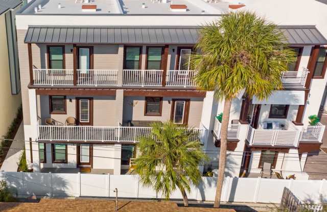 946 Highland Ave - 946 Highland Avenue, Dunedin, FL 34698