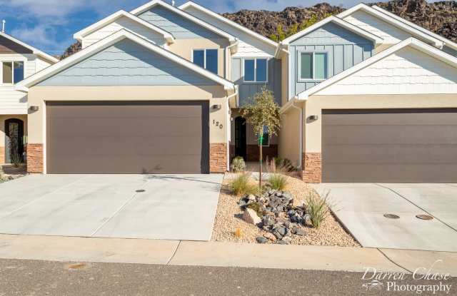 Beautiful!! End unit! 4 bedroom, 2.5 bathroom townhome in Hurricane! photos photos