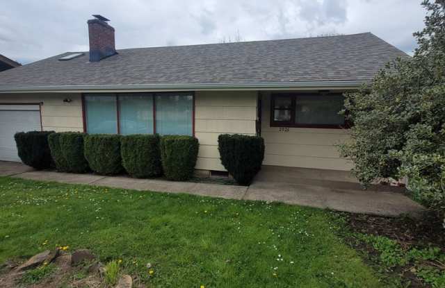 Charming 3BD/1BA located within walking distance to Friendly/College Hill neighborhood Market of Choice! photos photos