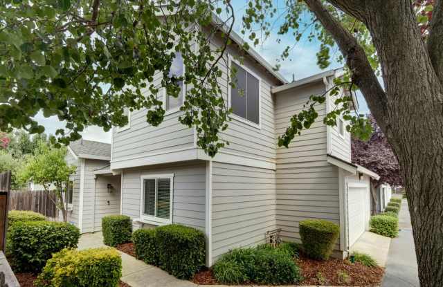 Gated Laguna Mirage Community: 3 bedrooms, 3 full bathrooms Gallery 3