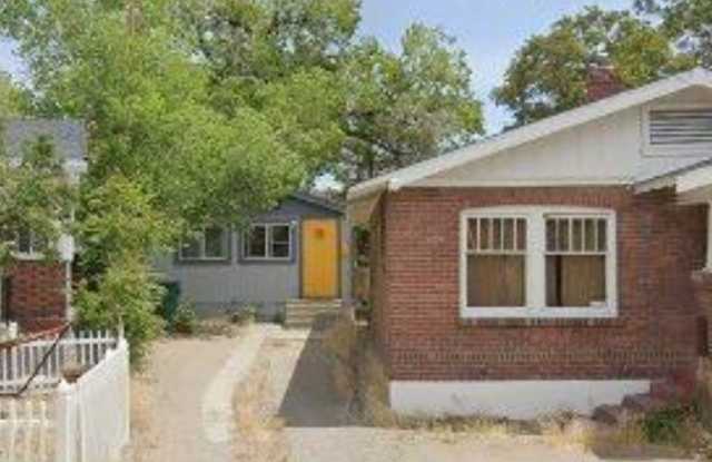 cute cabin feel in the heart of mid town - 412 Holcomb Avenue, Reno, NV 89502
