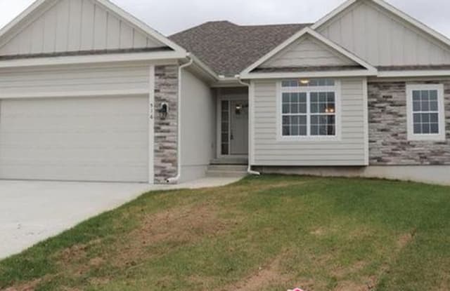 516 South East Colonial Court - 516 SE Colonial Ct, Blue Springs, MO 64014