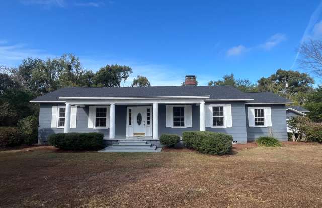 Spacious 3 Bedroom Home • 2,100+ Sq Ft just outside of Live Oak Location - 1218 Irvin Avenue Southwest, Live Oak, FL 32064