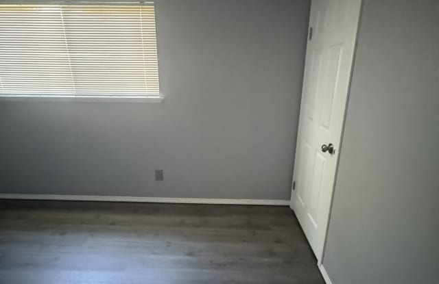 225-255 Southeast Hood Avenue Gallery 3