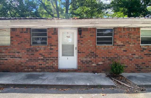 HALF OFF FIRST MONTHS RENT for qualified applicant** 1 Bed 1 Bath Apartment with Water and Trash included photos photos