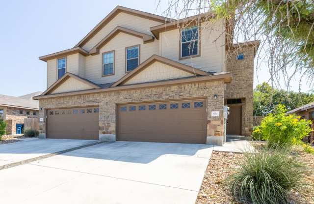 Nice 3 Bedroom Duplex in New Braunfels, TX! - 566 Creekside Circle, New Braunfels, TX 78130