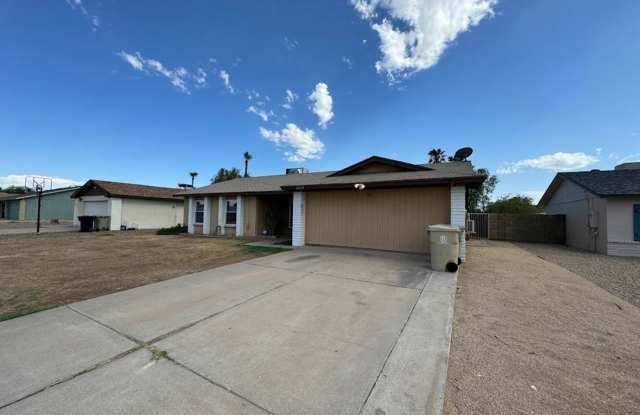 **$400 Move-In Special** Stunning 4-Bedroom Glendale Home with Private Primary Suite and Modern Upgrades! - 5129 West Windrose Drive, Glendale, AZ 85304