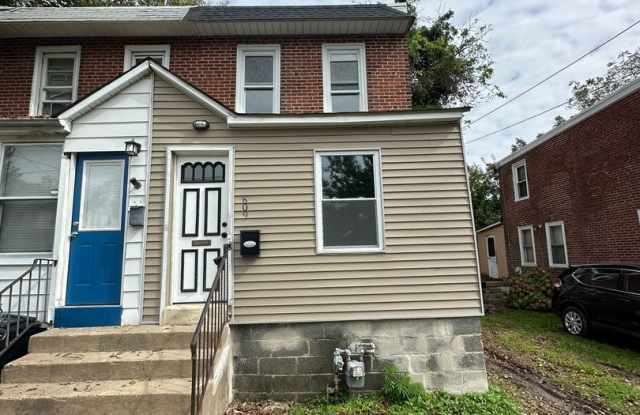 4 Bed, 1 Bath available for rent! Gallery 1