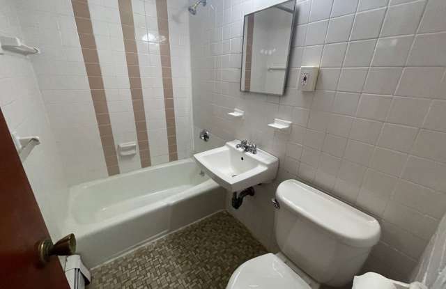 * Longwood * Clean & Basic 1-Bedroom on MBTA GL-E Gallery 4
