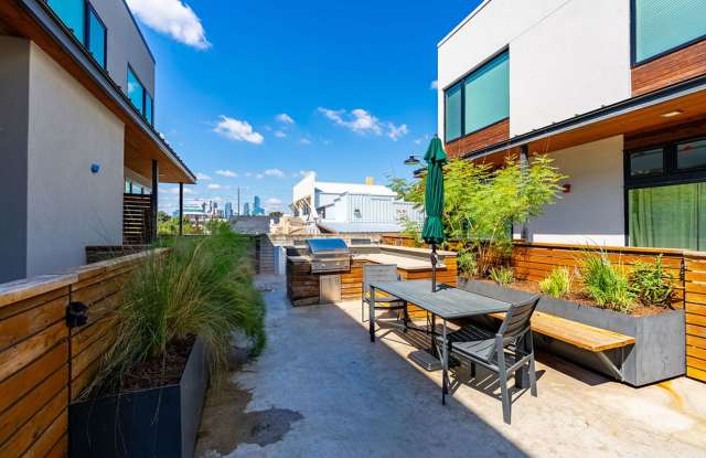 Beautiful 1 bedroom, 1.5 bathroom home in Central East Austin! Gallery 4