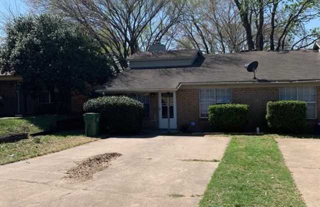 2016 Oakwood Court - 2016 Oakwood Court, Arlington, TX 76012