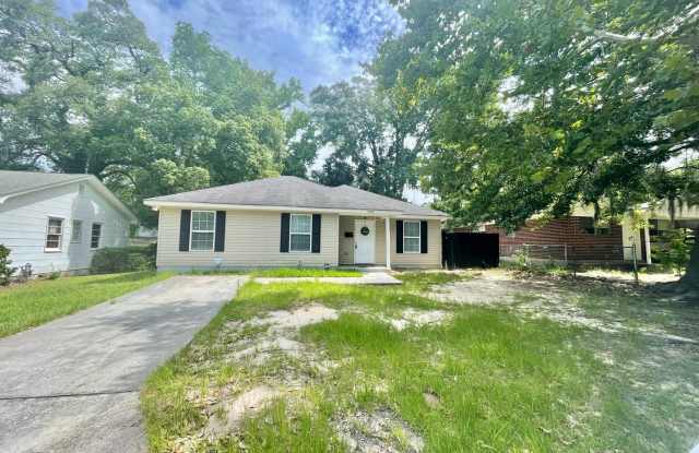 Spacious 4-Bedroom, 2-Bath Home with Fenced Backyard & Lawn Care Included Gallery 1