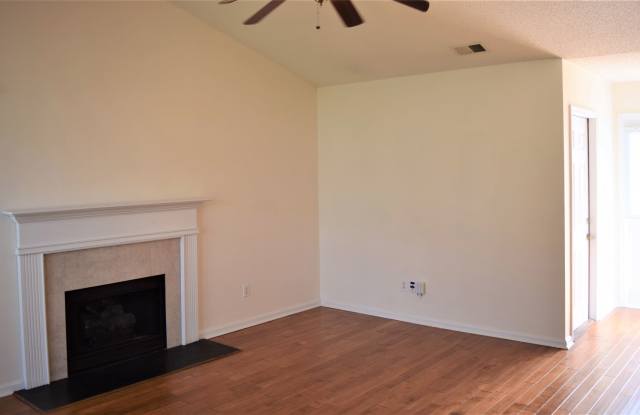 Cute Ranch Style Home - Fenced Yard Gallery 4