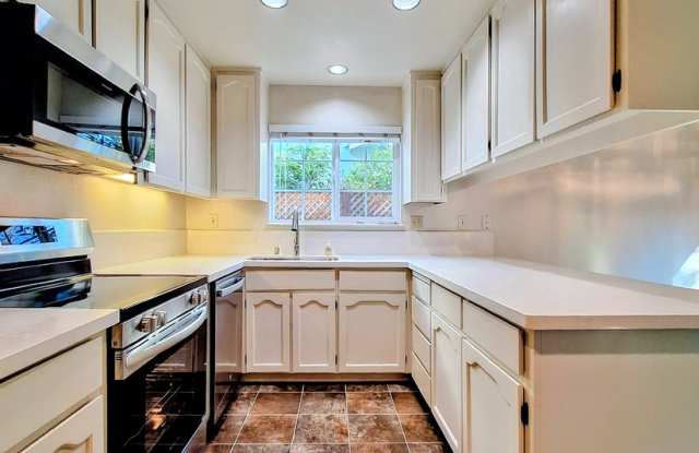 Beautiful Townhouse w/Laundry, Yard, Accepting Cats! - 79 Shelley Avenue, Campbell, CA 95008