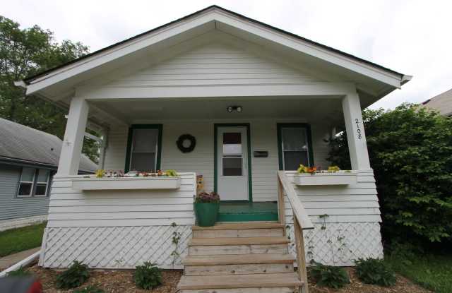 Beautiful 2-bedroom Charmer in Aksarben photos photos