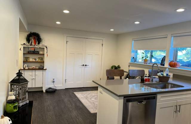 Beautiful contemporary basement Studio in nice Sandy neighborhood - 1744 Sunrise Meadow Drive, Sandy, UT 84093