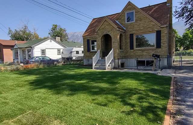 Quaint 4 Bedroom Bungalow Style Home With Spacious Backyard Gallery 1
