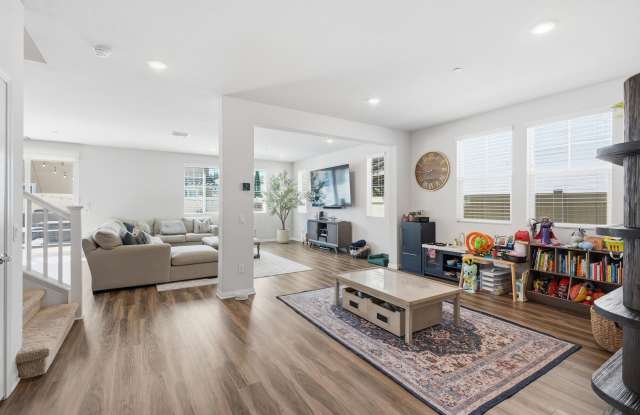 Gorgeous 2 Story Home in the Gated Oak Point Community in North Hills! Gallery 4