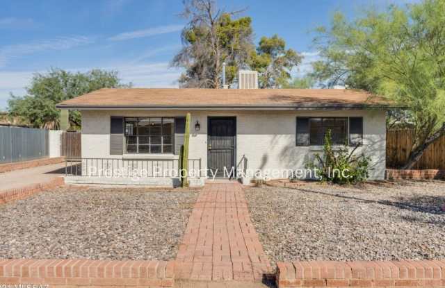 Charming, Updated Brick Home in Central Tucson with Huge Yard! - 3233 East Bermuda Street, Tucson, AZ 85716