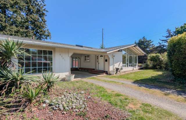Move in ready 3 bed 2 bath rambler W/ new carpet in great location - 4801 216th Place Southwest, Mountlake Terrace, WA 98043