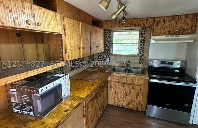 1590 SW 65th Ter Gallery 2