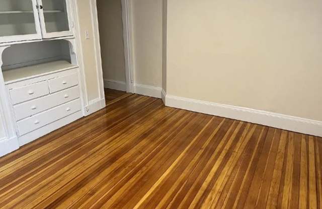 Great 1 Bedroom June Move-In Gallery 3