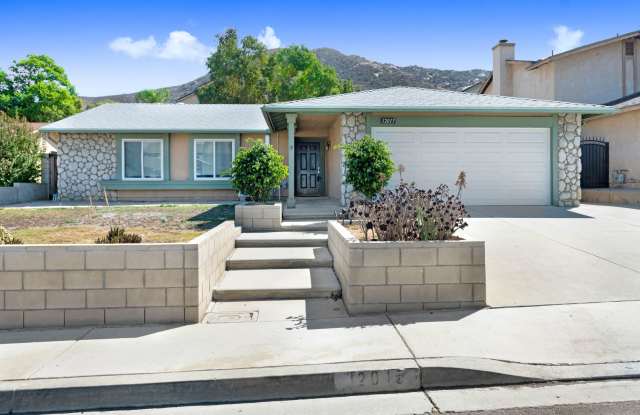 Single-Story 3 Bedroom (+1 Bonus Room and Extra Den), 2 Bath Home for Lease! photos photos