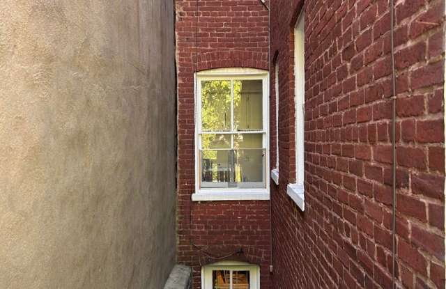 Charming Georgetown Row home with 3bdr 1.5 bath, Fireplace and Garden Gallery 2