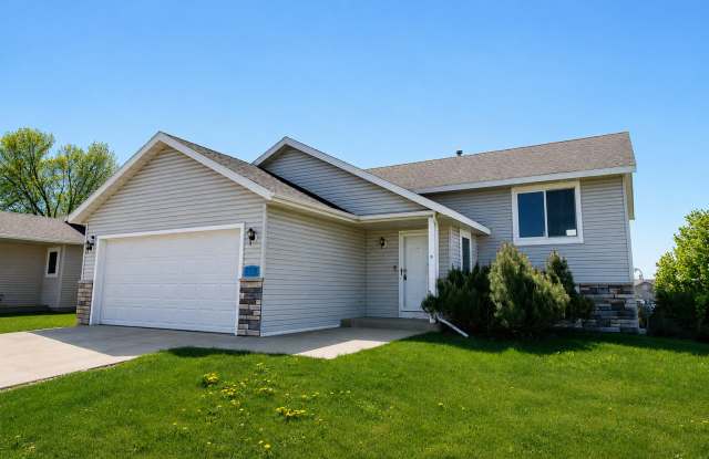 Spacious, freshly painted split entry home in NW Rochester! photos photos