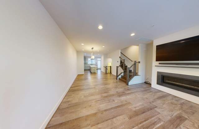 Fabulous 4-Level TH! 4Bed/3.5Bath with two car garage! Gallery 3