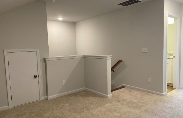 Room in 4 Bedroom Home at Statesville Ave Gallery 4