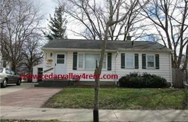 3 Bedroom, 1 Bath Single Family Home located at 737 West Parker St Waterloo, IA - 737 West Parker Street, Waterloo, IA 50703
