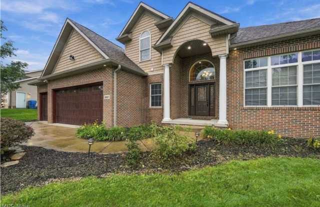 Spacious 4BR 3 1/2 bath House in Green Gallery 4