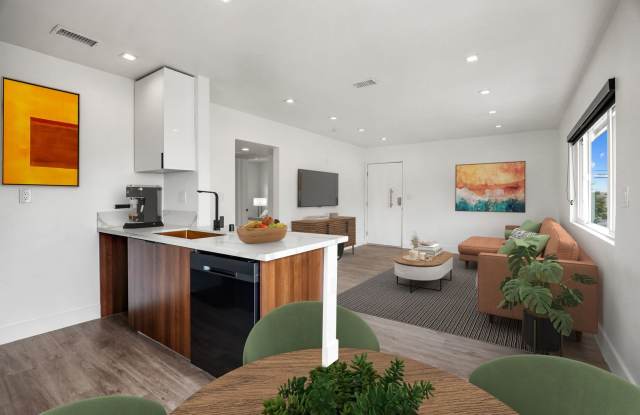 701 N Hill Place Apartments Gallery 2