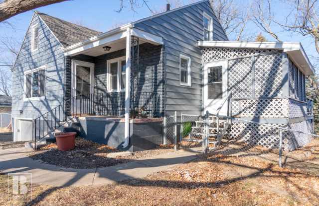 Newly remodeled 4-bedroom house & fully fenced yard! Gallery 1