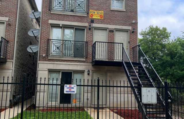 2840 W Flournoy Street unit: 2 photos photos
