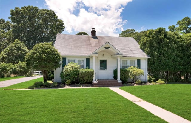 25 Squiretown Road - 25 Squiretown Road, Hampton Bays, NY 11946