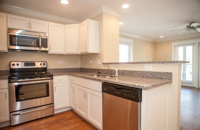3 Bedroom Townhouse Style Apartments END UNIT- LEASING SPECIALS_-$500 Deposit and sign a lease by 6/17 and get 1 MONTH FREE! photos photos