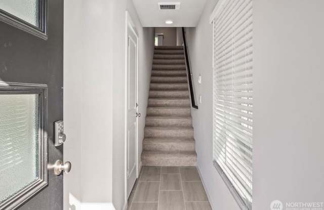 3bd/2.5ba Lynnwood Townhome Gallery 3