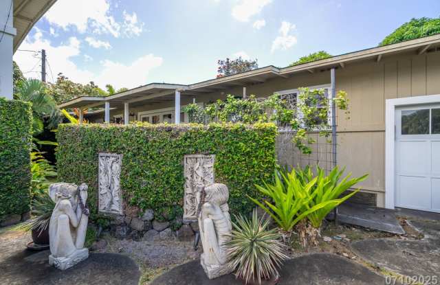 $5,000 / 4br - 1056ft2 - Fully Furnished ALL UTILITIES INCLUDED Single Family Home in Na Pua La (Kaimuki) - 927 10th Avenue, Honolulu, HI 96816
