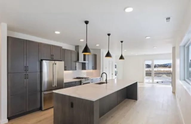 Single Family HOME with 3 Bedrooms 2 1/2 Bathrooms - Where Mountains meet you at upscale living! photos photos