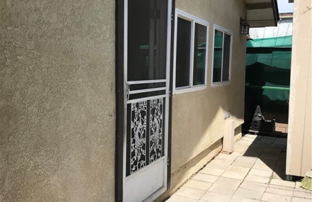 4956 Loma Avenue Gallery 2