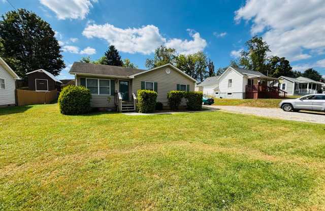 * RE-RENTAL AVAILABLE 1/30/26 * 3 Bedroom, 2 Bath House - 315 Miller Street Southeast, Christiansburg, VA 24073