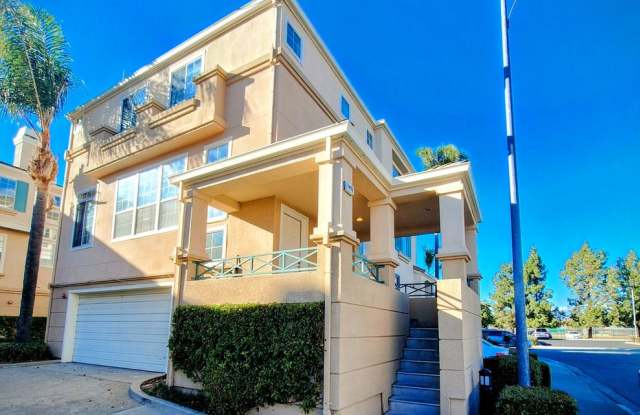 Beautiful 3bd Tri-level Home With Pool, Playground, More! photos photos Beautiful 3bd Tri-level Home With Pool, Playground, More! photos photos