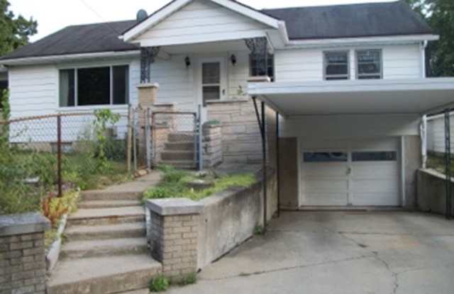 3 bed/1 bath home near Upland Brewery avail. August 1st! Gallery 3