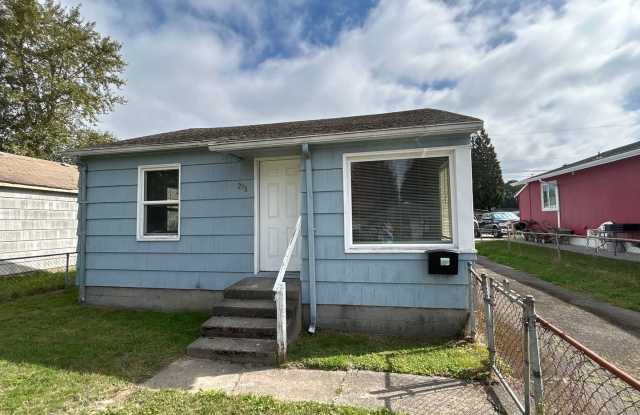 2 Bedroom / 1 Bathroom Home with Large Fenced Yard & Garage Gallery 3