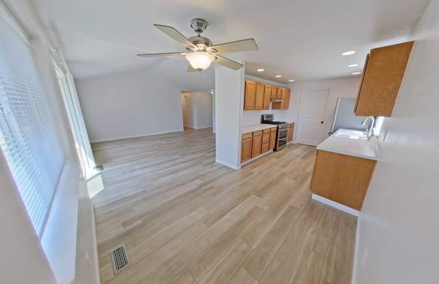 4 bedroom on a large corner lot Gallery 4