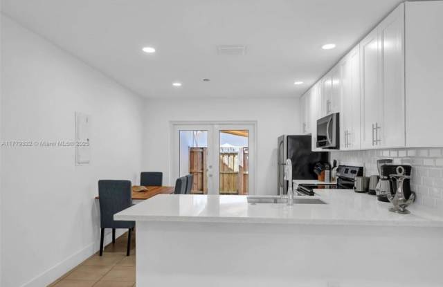 326 SW 14th St # 3 photos photos